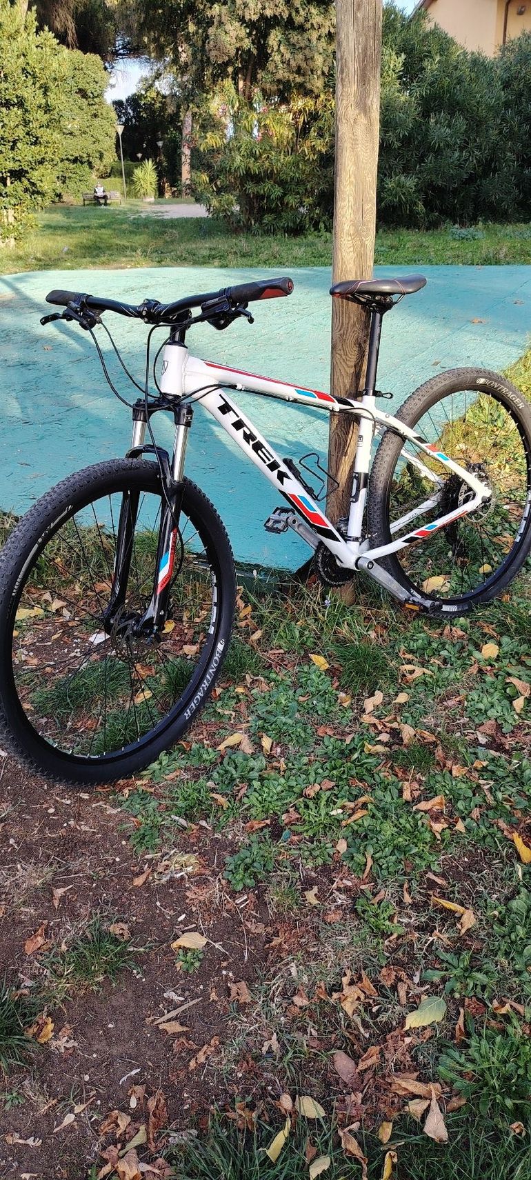 Used Trek Marlin 6 2015 2015 Mountainbike, White, 27.5, 29 — image 2 of 8