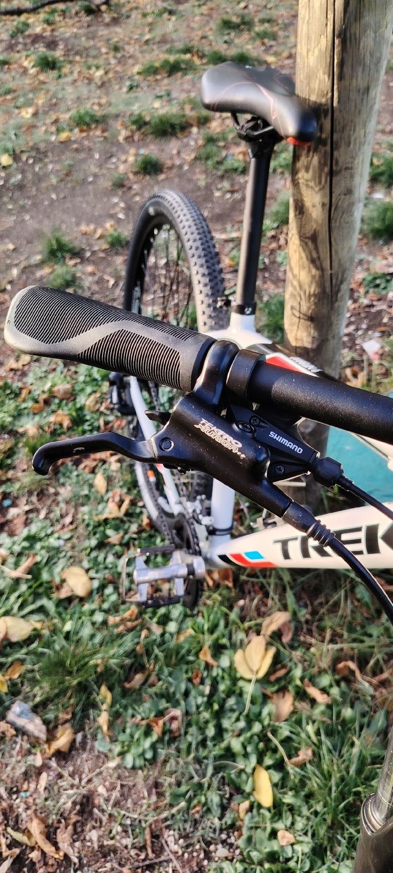 Used Trek Marlin 6 2015 2015 Mountainbike, White, 27.5, 29 — image 5 of 8