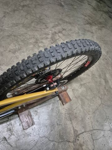 Used Santa Cruz Bronson Shimano SLX 2023 Mountainbike, Orange, Mixed — image 9 of 9