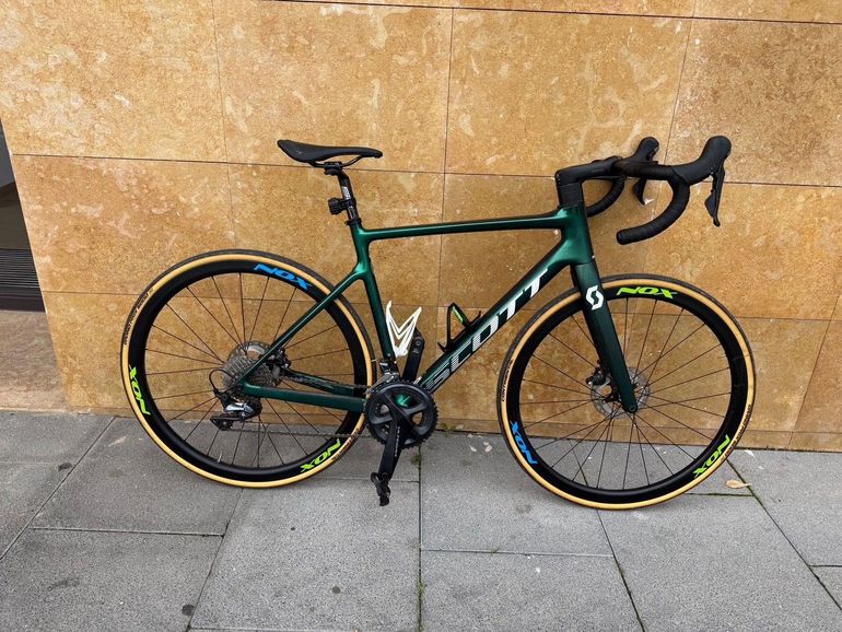 Used Scott Addict 20 2022 2022 Road & Gravel, Green — image 2 of 3