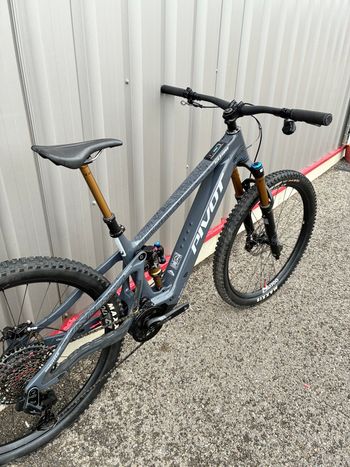 Used Pivot Shuttle Slam 2026 Mountainbike, Light Gray — image 3 of 3