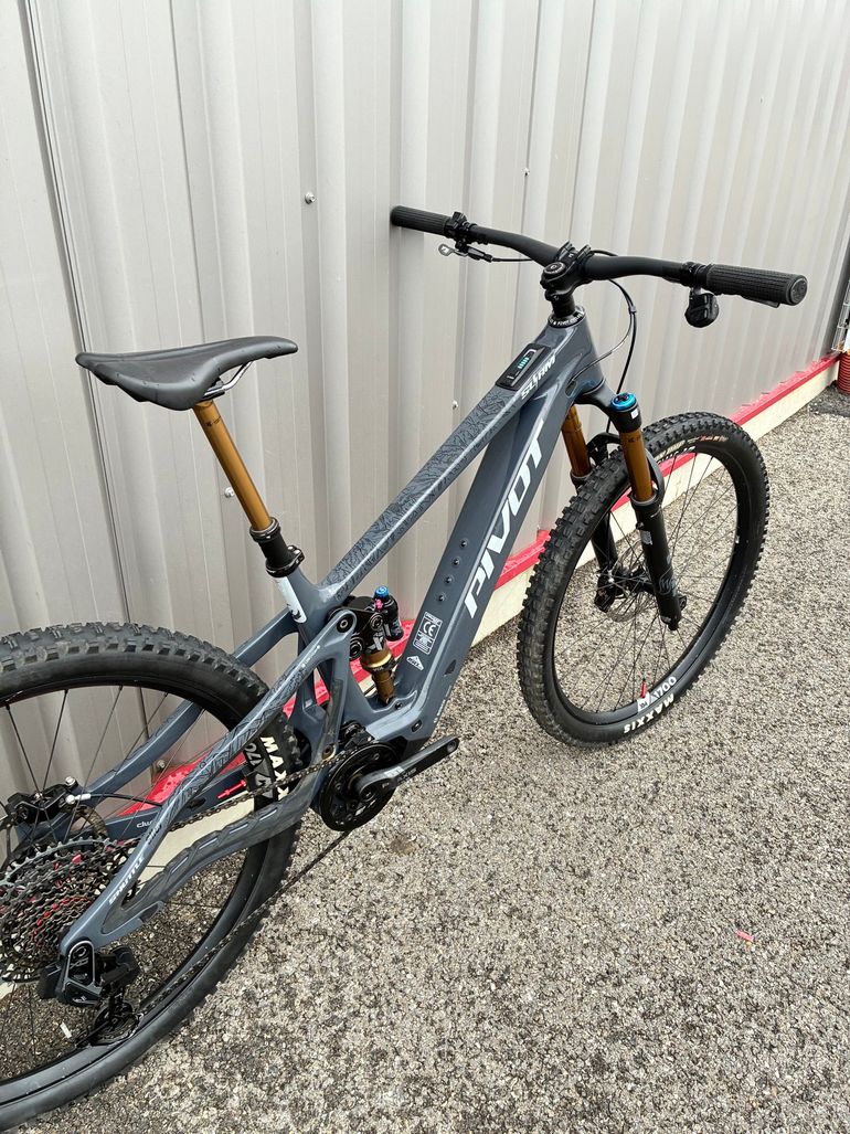 Used Pivot Shuttle Slam 2026 Mountainbike, Light Gray — image 3 of 3