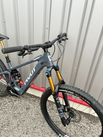 Used Pivot Shuttle Slam 2026 Mountainbike, Light Gray — image 2 of 3