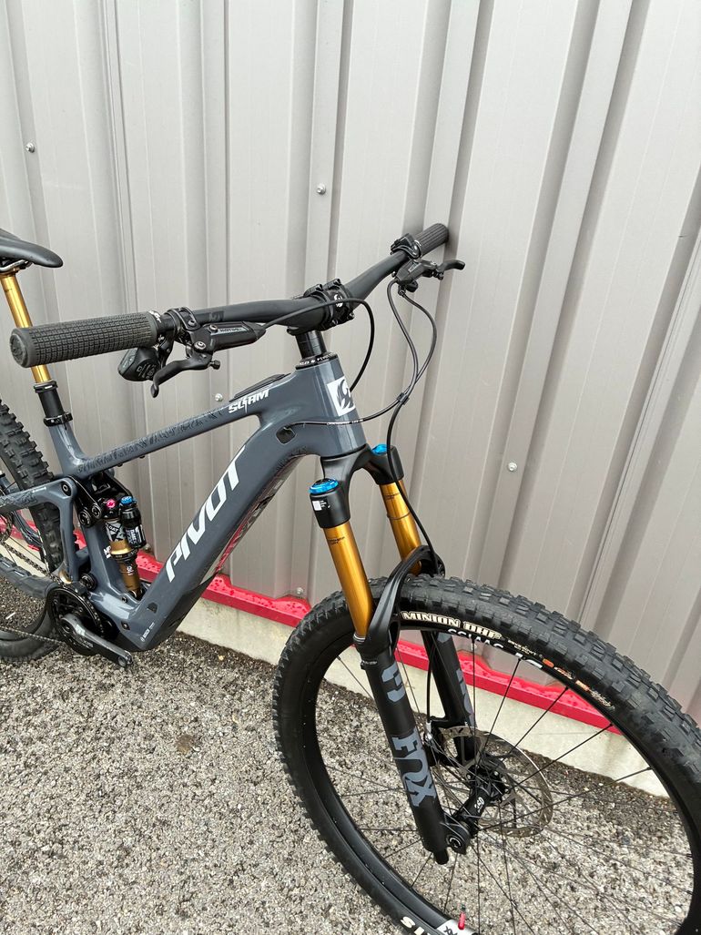 Used Pivot Shuttle Slam 2026 Mountainbike, Light Gray — image 2 of 3