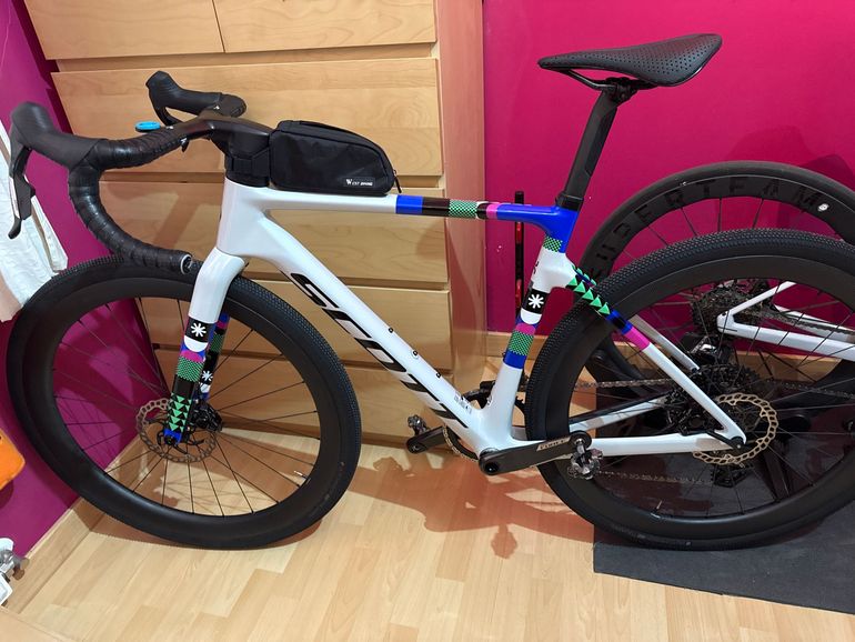 Used Scott Addict Rc2025 2025 Road & Gravel, White — image 2 of 5