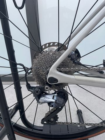 Used Canyon Endurace CF SL 8 Disc 2021 2021 Road & Gravel, Light Gray — image 6 of 9