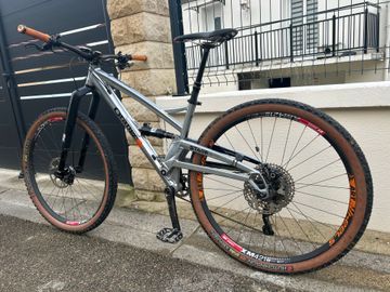 Used Orange Stage Shimano XTR 2018 Mountainbike, Light Gray — image 2 of 5