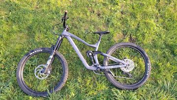 Used Dartmoor Thunderbird Superenduro 2025 Mountainbike, Light Gray — image 2 of 7