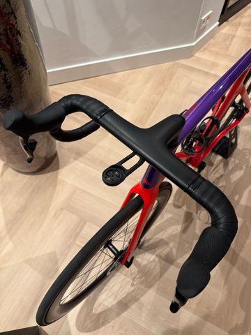 Used Canyon Aeroad CF SLX 7 Disc eTap 2023 2023 Road & Gravel, Red — image 6 of 7