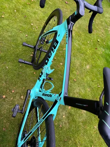 Used Bianchi Oltre XR4 Super Record 2019 2019 Road & Gravel, Blue — image 9 of 16
