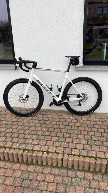 Used Scott Addict RC 40 2021 2021 Road & Gravel, White — image 4 of 4