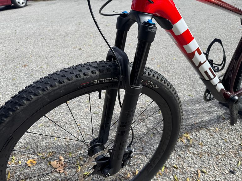 Used Trek Procaliber 9.8 2022 Mountainbike, Red — image 4 of 7