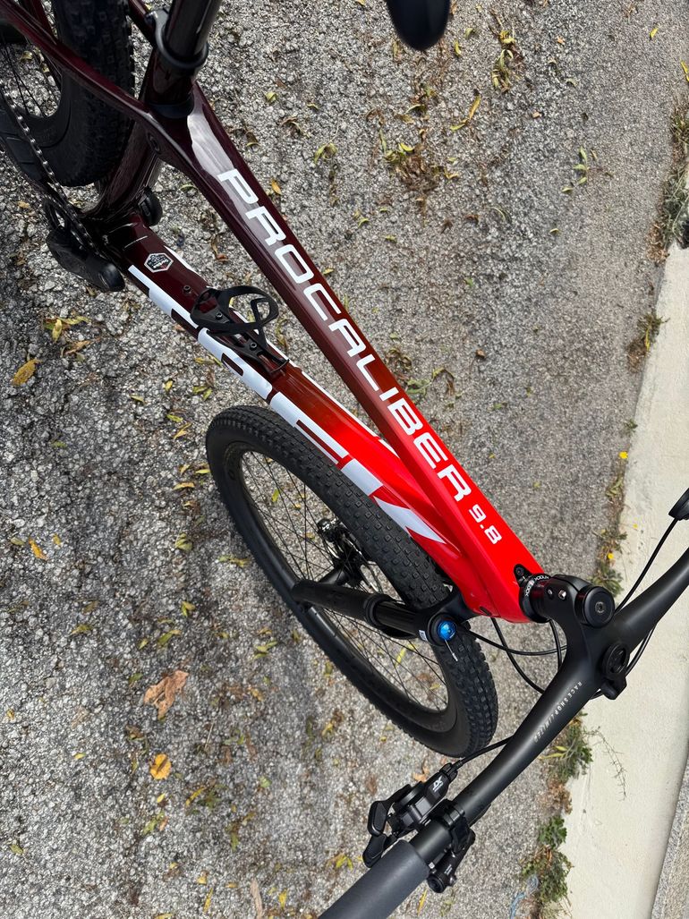 Used Trek Procaliber 9.8 2022 Mountainbike, Red — image 2 of 7