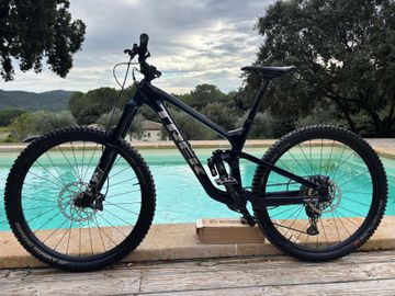 Used Trek Slash 9.7 Gen 5 2023 2023 Mountainbike, Blue, 29 — image 2 of 5