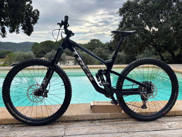 Used Trek Slash 9.7 Gen 5 2023 2023 Mountainbike, Blue, 29 — image 2 of 5