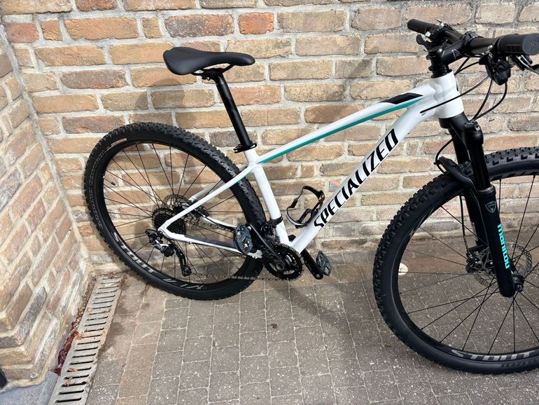 Used Specialized RH WMN PRO 29 2019 Mountainbike, White — image 7 of 7