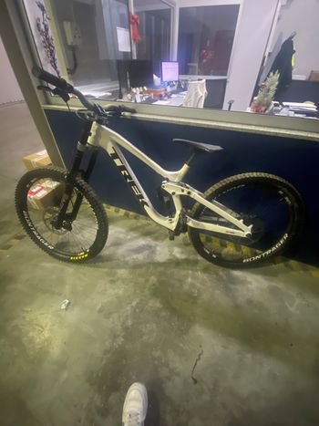 Used Trek Session 9 2023 2023 Mountainbike, White, 29 — image 6 of 6