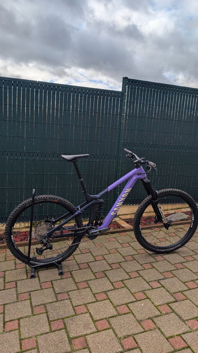 Used Canyon Strive CFR TLD 2023 2023 Mountainbike, Purple, 29 — image 1 of 5