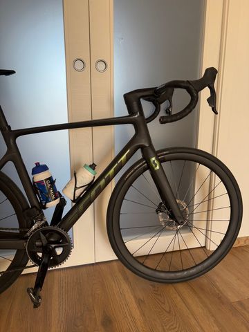 Used Scott Addict RC 30 2024 2024 Road & Gravel, Black — image 2 of 11