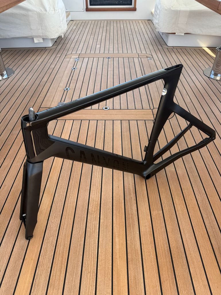 Used Canyon Aeroad CF SLX 8 Di2 2024 Frameset 2024 Road & Gravel, Black — image 2 of 15