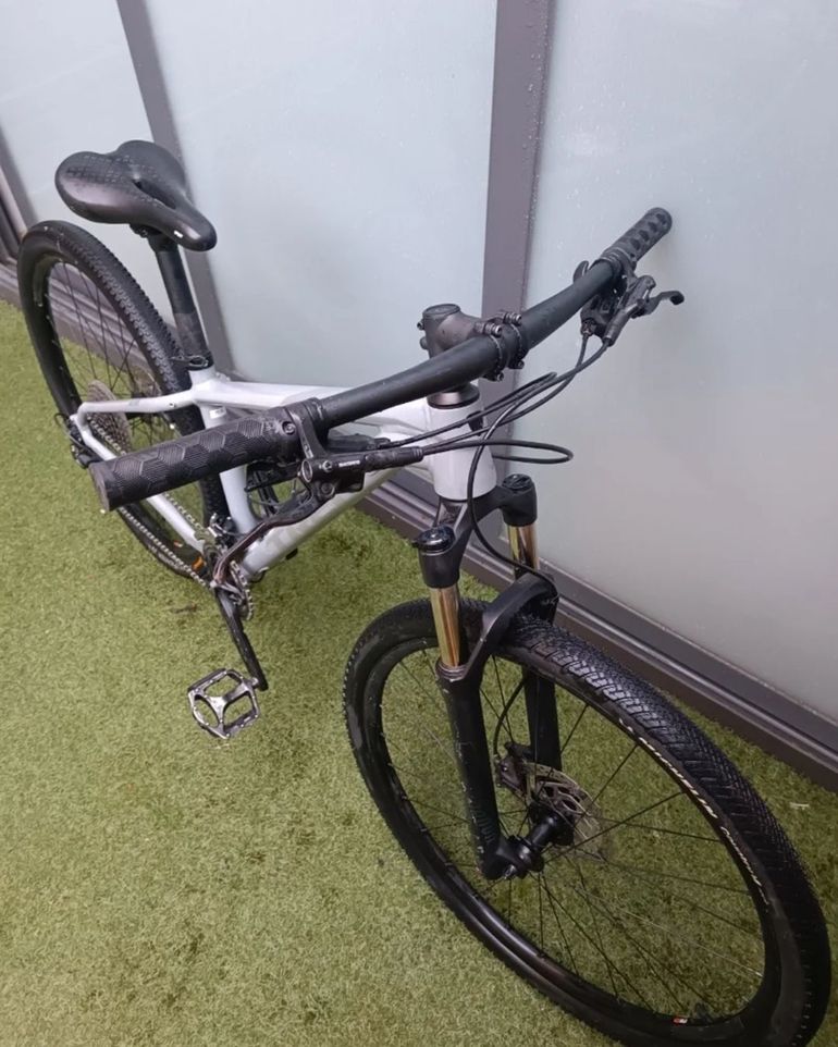 Used Trek X-Caliber 8 2019 2019 Mountainbike, Light Gray, 27.5, 29 — image 3 of 4