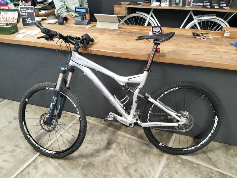 Used Specialized Stumpjumper 2011 Mountainbike, Light Gray — image 2 of 3