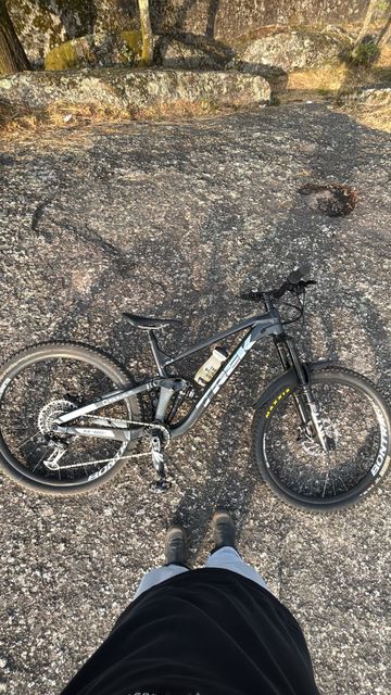 Used Trek Slash 8 2021 2021 Mountainbike, Black, 29 — image 1 of 3