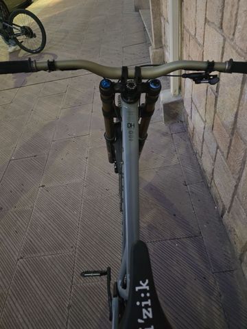 Used Commencal Supreme V5 2026 Mountainbike, Light Gray — image 6 of 8