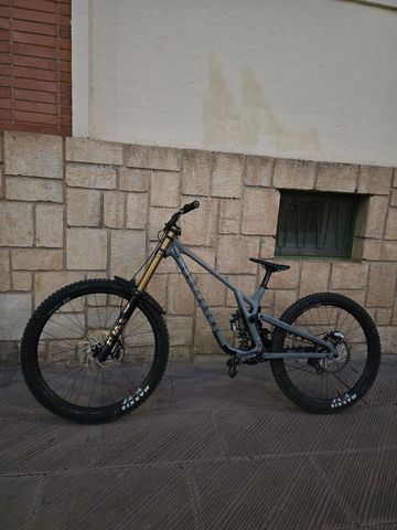 Used Commencal Supreme V5 2026 Mountainbike, Light Gray — image 1 of 8