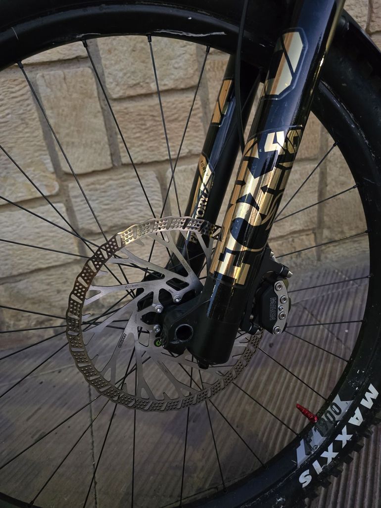 Used Commencal Supreme V5 2026 Mountainbike, Light Gray — image 3 of 8