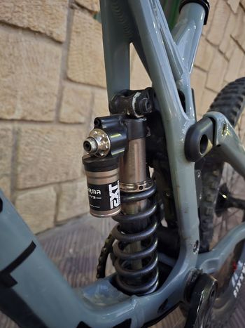 Used Commencal Supreme V5 2026 Mountainbike, Light Gray — image 4 of 8