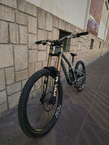 Used Commencal Supreme V5 2026 Mountainbike, Light Gray — image 2 of 8