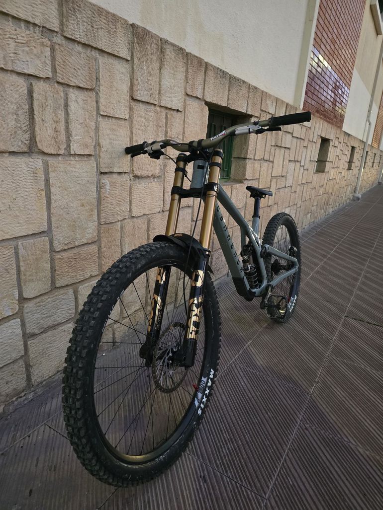 Used Commencal Supreme V5 2026 Mountainbike, Light Gray — image 2 of 8
