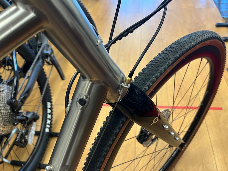 Used Genesis Croix De Fer 2024 Road & Gravel, Light Gray — image 8 of 10