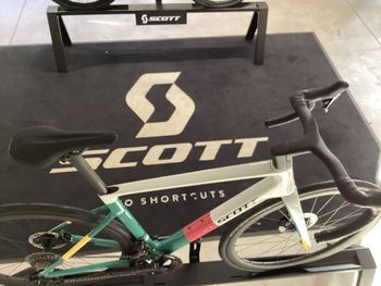 Used Scott Addict RC Pro 2024 2024 Road & Gravel, White — image 3 of 3