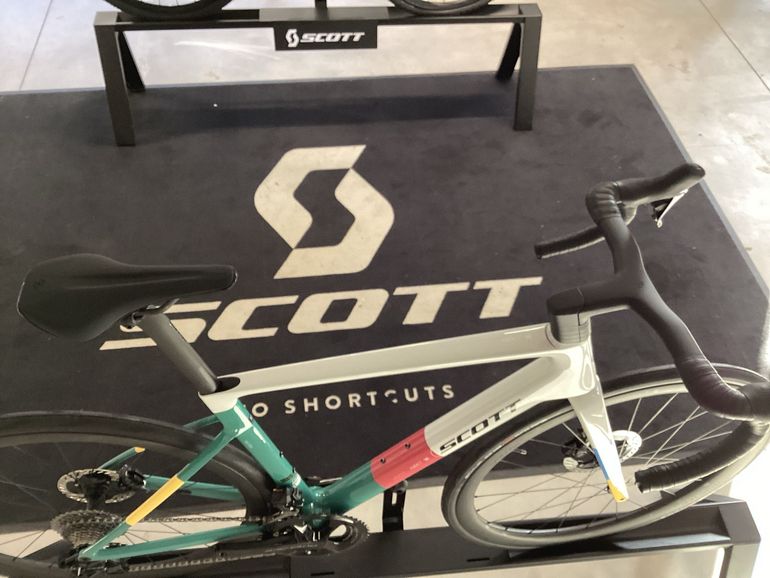 Used Scott Addict RC Pro 2024 2024 Road & Gravel, White — image 3 of 3