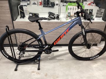 Used Giant Talon 3 2025 2025 Mountainbike, Light Gray, 27.5, 29 — image 1 of 3