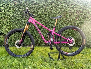 Used Pivot SHADOWCAT Pro XT/XTR 2023 2023 Mountainbike, Purple, 27.5 (650B) — image 7 of 8