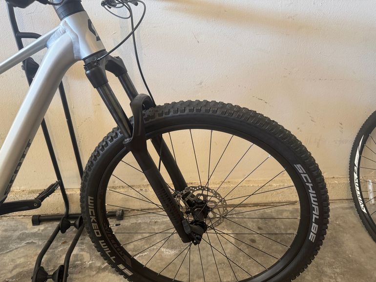 Used Scott Spark 970 2023 2023 Mountainbike, Light Gray, 29 — image 6 of 9
