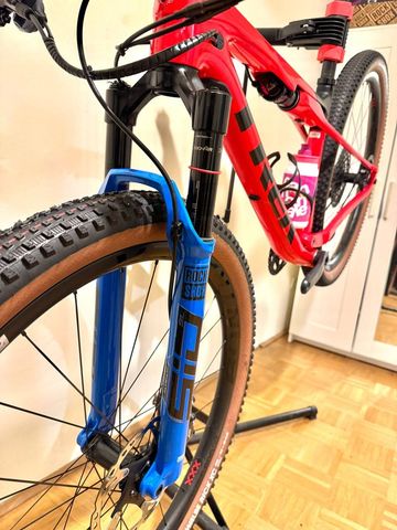 Used Trek Supercaliber 9.8 GX 2022 2022 Mountainbike, Red, 29 — image 3 of 17