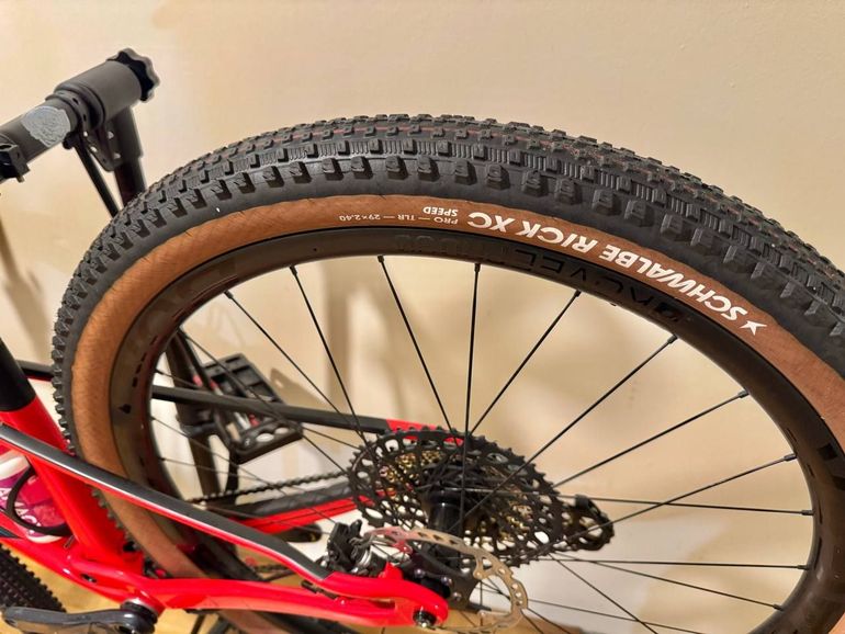 Used Trek Supercaliber 9.8 GX 2022 2022 Mountainbike, Red, 29 — image 4 of 17