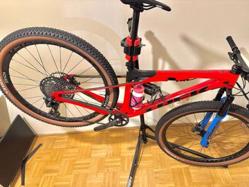 Used Trek Supercaliber 9.8 GX 2022 2022 Mountainbike, Red, 29 — image 13 of 17