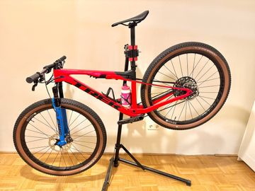 Used Trek Supercaliber 9.8 GX 2022 2022 Mountainbike, Red, 29 — image 2 of 17