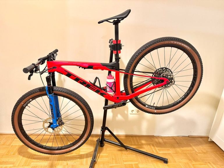 Used Trek Supercaliber 9.8 GX 2022 2022 Mountainbike, Red, 29 — image 2 of 17