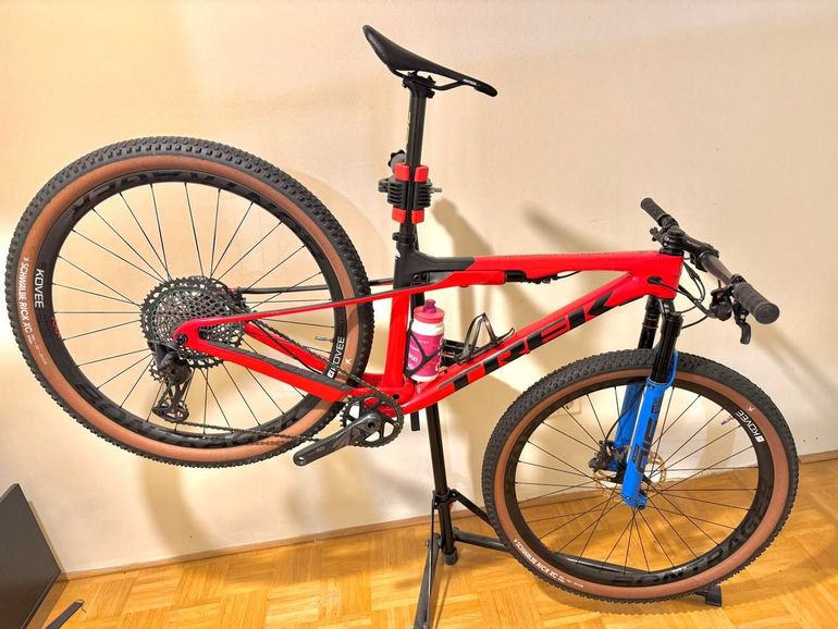 Used Trek Supercaliber 9.8 GX 2022 2022 Mountainbike, Red, 29 — image 9 of 17