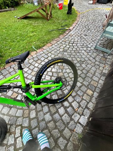 Used Specialized Enduro Comp 29/6Fattie 2017 2017 Mountainbike, Green, 29 — image 2 of 8