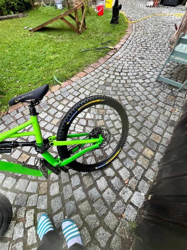 Used Specialized Enduro Comp 29/6Fattie 2017 2017 Mountainbike, Green, 29 — image 2 of 8