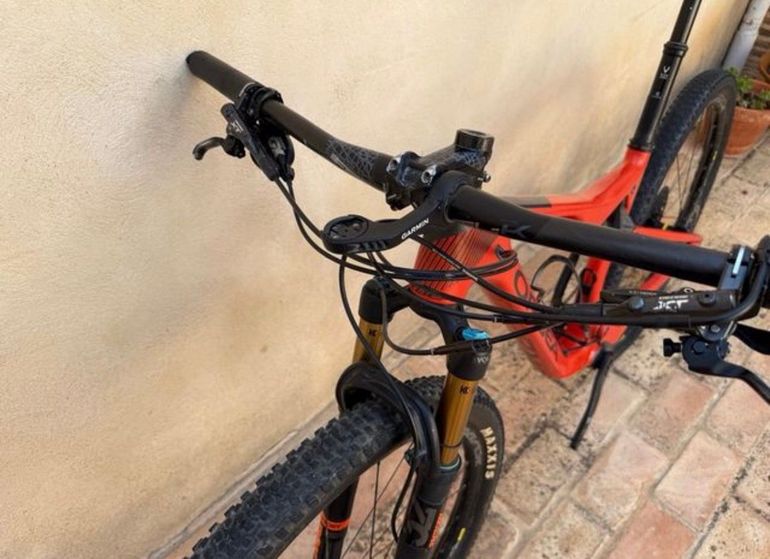 Used Orbea Oiz M10 2019 Mountainbike, Red — image 4 of 7