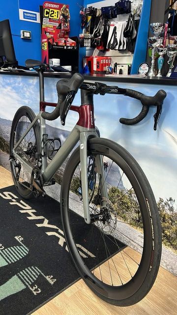 Used FOCUS IZALCO MAX 8.9 2025 Road & Gravel, Light Gray — image 2 of 6