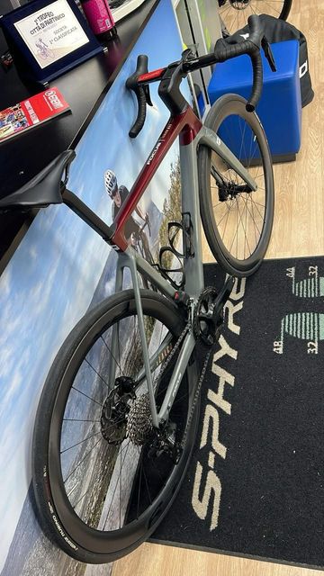 Used FOCUS IZALCO MAX 8.9 2025 Road & Gravel, Light Gray — image 6 of 6